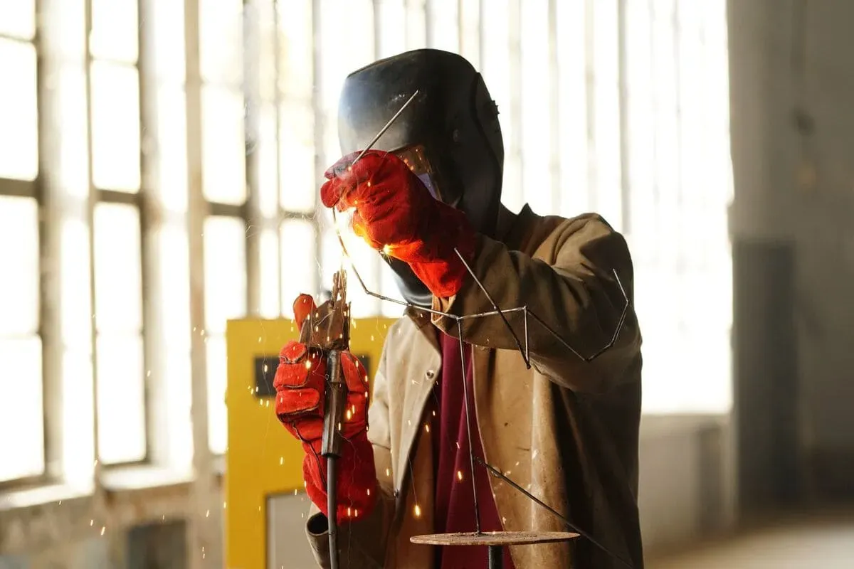 Shortage of personnel: how VR and AR simulators and cobots are changing the system of training welders